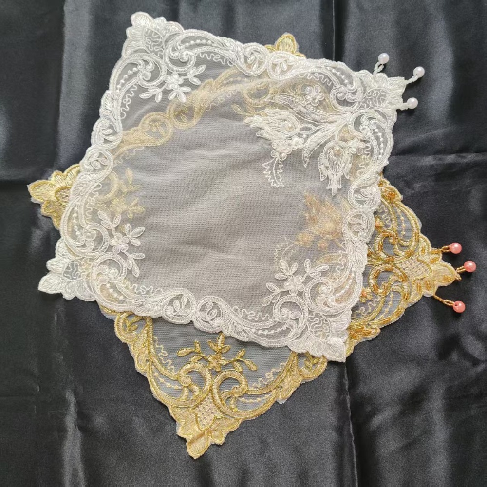 Embroidery Rose - Tovagliette Quadrate Ricamate con Rose Dorate